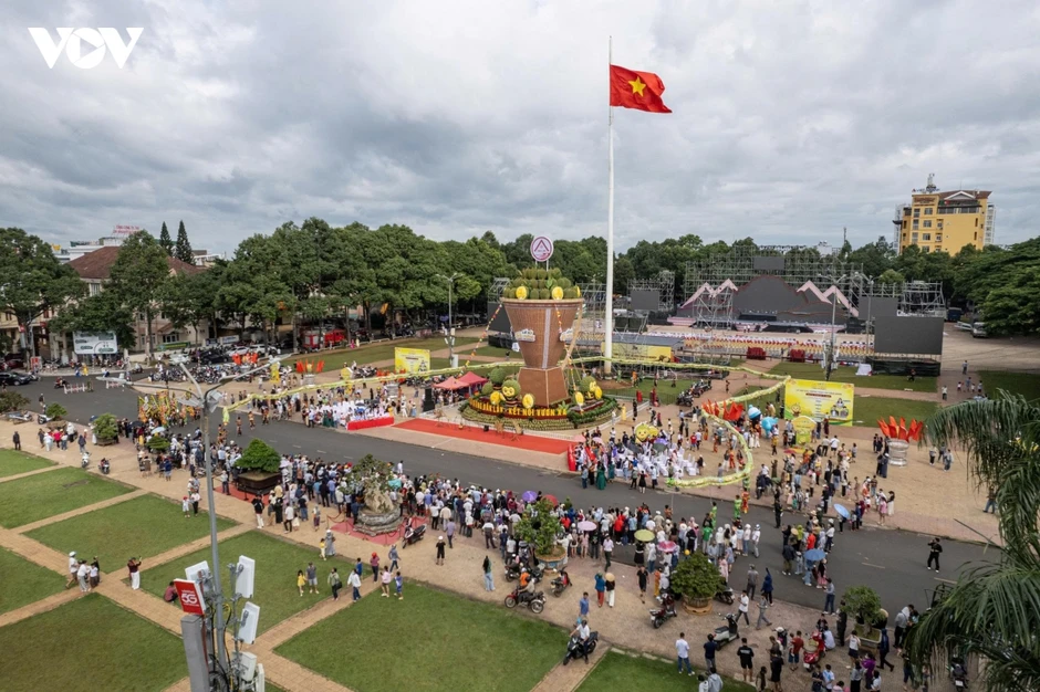Đắk Lắk dựng “gùi khổng lồ” chở khát vọng sầu riêng vươn xa Đắk Lắk dựng “gùi khổng lồ” chở khát vọng sầu riêng vươn xa