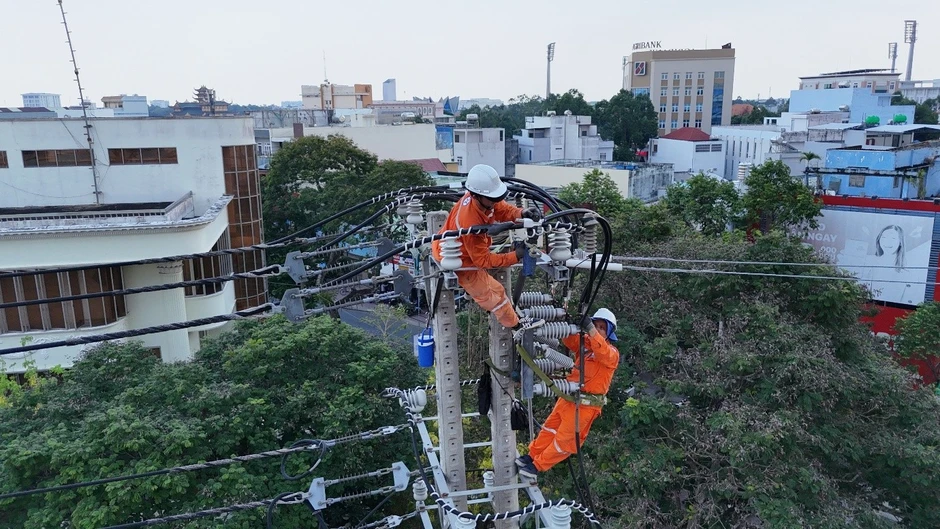 Đảm bảo điện khu vực phía Nam trong bối cảnh nắng nóng, kinh tế tăng trưởng mạnh Đảm bảo điện khu vực phía Nam trong bối cảnh nắng nóng, kinh tế tăng trưởng mạnh