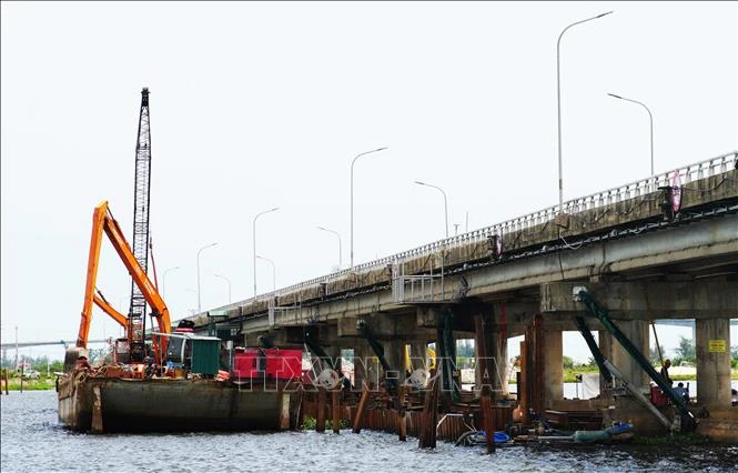 Đảm bảo ngăn mặn, thoát lũ khi sửa chữa đập Thảo Long trên sông Hương Đảm bảo ngăn mặn, thoát lũ khi sửa chữa đập Thảo Long trên sông Hương