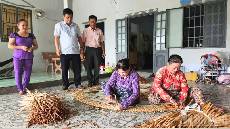 Đào tạo nghề mở lối sinh kế bền vững cho phụ nữ nông thôn Đào tạo nghề mở lối sinh kế bền vững cho phụ nữ nông thôn