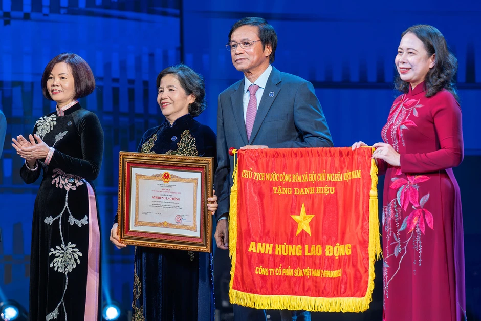 Dấu ấn 50 năm: Vinamilk đón nhận danh hiệu Anh hùng Lao động lần 2 Dấu ấn 50 năm: Vinamilk đón nhận danh hiệu Anh hùng Lao động lần 2