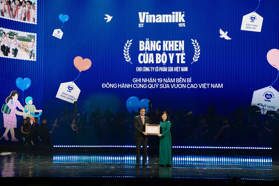 Dấu ấn 50 năm: Vinamilk đón nhận danh hiệu Anh hùng Lao động lần 2 Dấu ấn 50 năm: Vinamilk đón nhận danh hiệu Anh hùng Lao động lần 2