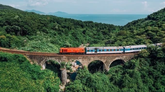 Đầu máy tàu hàng bị trật bánh tại khu gian Hải Vân-Hải Vân Nam, tạm dừng đôi tàu khách HĐ3/4