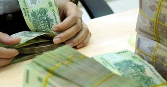 Đầu năm ước doanh thu dưới 3 tỉ, cuối năm lại vượt, tính thuế thế nào?