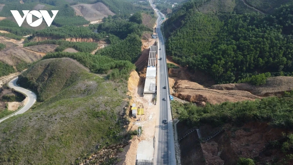 Dầu tăng giá, nhà thầu khắc phục khó khăn bám tiến độ cao tốc La Sơn - Hòa Liên Dầu tăng giá, nhà thầu khắc phục khó khăn bám tiến độ cao tốc La Sơn - Hòa Liên