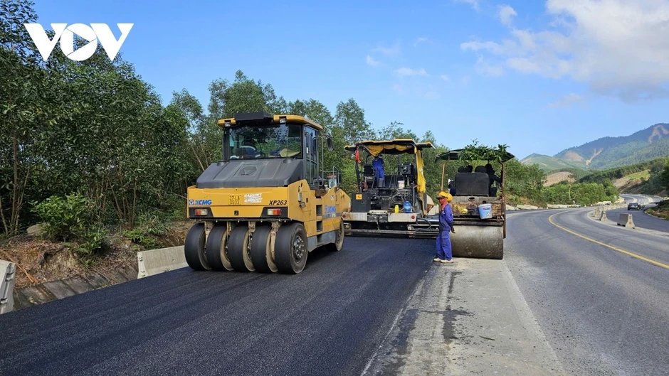 Dầu tăng giá, nhà thầu khắc phục khó khăn bám tiến độ cao tốc La Sơn - Hòa Liên Dầu tăng giá, nhà thầu khắc phục khó khăn bám tiến độ cao tốc La Sơn - Hòa Liên