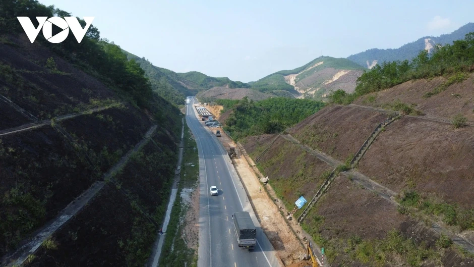 Dầu tăng giá, nhà thầu khắc phục khó khăn bám tiến độ cao tốc La Sơn - Hòa Liên Dầu tăng giá, nhà thầu khắc phục khó khăn bám tiến độ cao tốc La Sơn - Hòa Liên