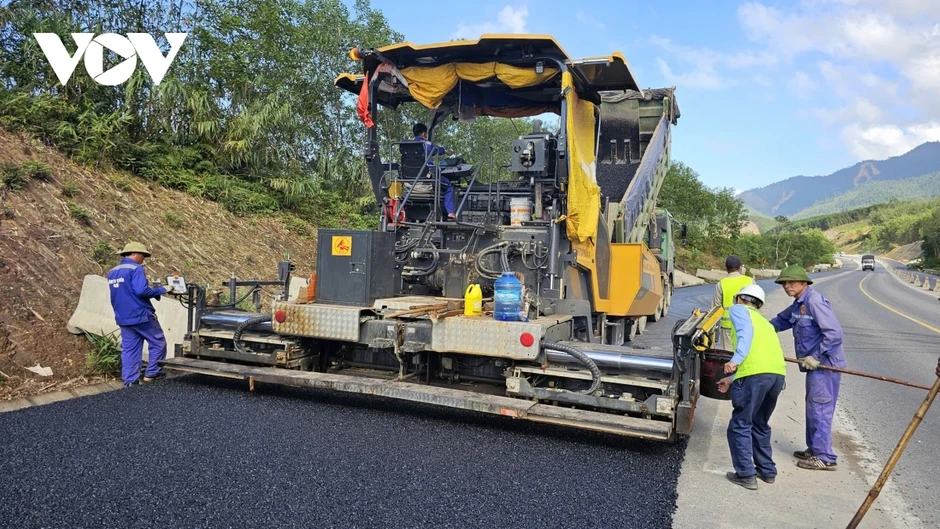 Dầu tăng giá, nhà thầu khắc phục khó khăn bám tiến độ cao tốc La Sơn - Hòa Liên Dầu tăng giá, nhà thầu khắc phục khó khăn bám tiến độ cao tốc La Sơn - Hòa Liên
