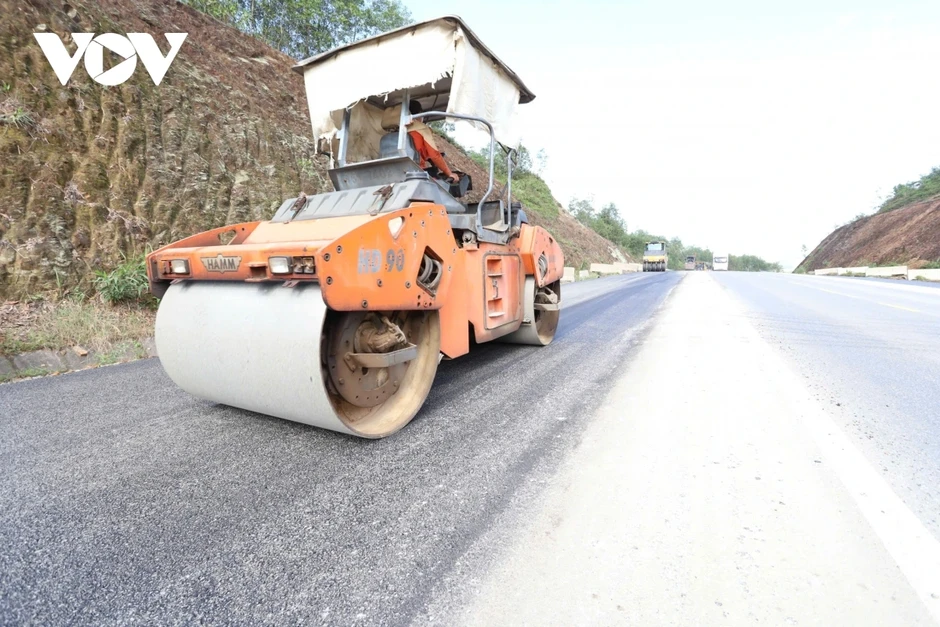 Dầu tăng giá, nhà thầu khắc phục khó khăn bám tiến độ cao tốc La Sơn - Hòa Liên Dầu tăng giá, nhà thầu khắc phục khó khăn bám tiến độ cao tốc La Sơn - Hòa Liên