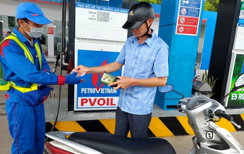 Dầu tăng hơn 7.000/lít, xăng lên mạnh: Cần kiềm chế để giá cả không ‘té nước theo mưa' Dầu tăng hơn 7.000/lít, xăng lên mạnh: Cần kiềm chế để giá cả không ‘té nước theo mưa'