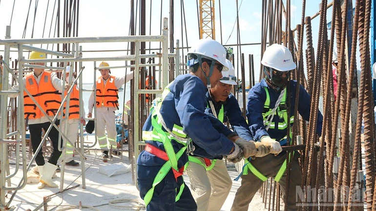 Đẩy nhanh tiến độ công trình cầu Đại Ngãi 1 bắc qua sông Hậu Đẩy nhanh tiến độ công trình cầu Đại Ngãi 1 bắc qua sông Hậu