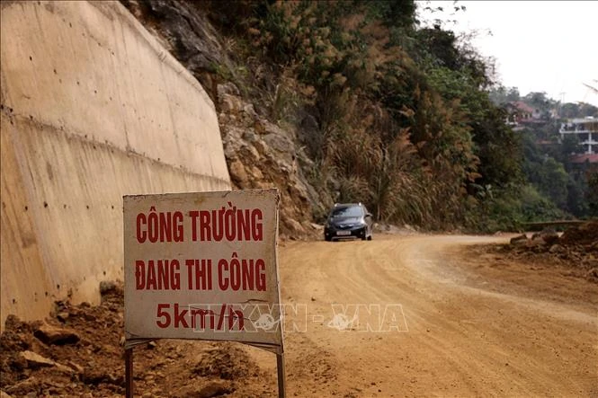 Đẩy nhanh tiến độ Dự án kè xử lý sạt lở đường Bích Trụ, vùng ven hồ thủy điện Hòa Bình Đẩy nhanh tiến độ Dự án kè xử lý sạt lở đường Bích Trụ, vùng ven hồ thủy điện Hòa Bình