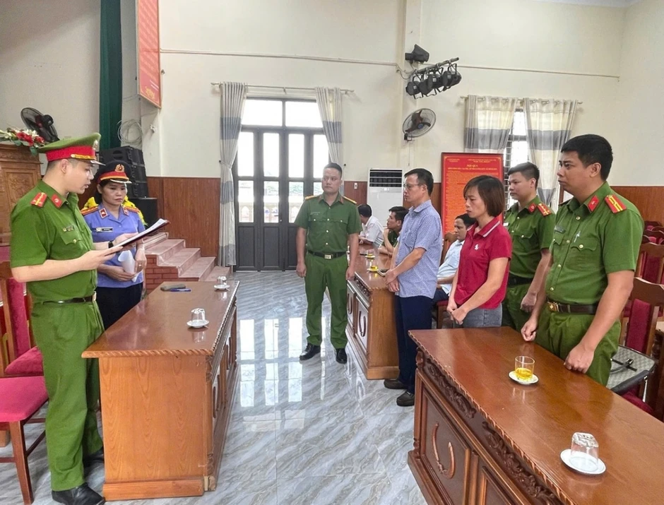 Để ngoài sổ sách hơn 1,4 tỷ đồng, 4 cựu cán bộ xã ở Ninh Bình bị khởi tố Để ngoài sổ sách hơn 1,4 tỷ đồng, 4 cựu cán bộ xã ở Ninh Bình bị khởi tố
