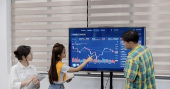 Để trung tâm tài chính quốc tế là 'thỏi nam châm' thu hút chuyên gia cấp cao