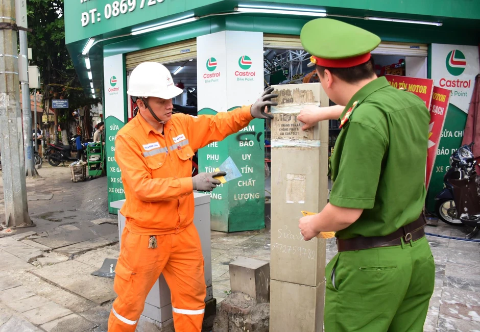 Dẹp bỏ tình trạng dán quảng cáo trái phép trên cột điện: Cần bắt đầu từ ý thức người dân Dẹp bỏ tình trạng dán quảng cáo trái phép trên cột điện: Cần bắt đầu từ ý thức người dân
