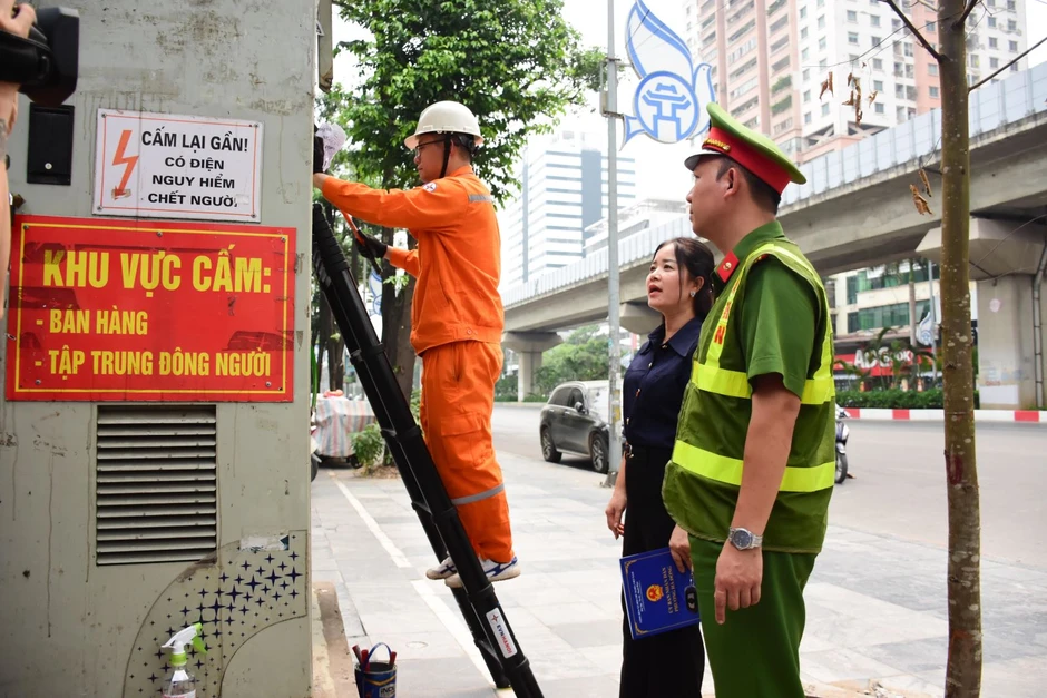 Dẹp bỏ tình trạng dán quảng cáo trái phép trên cột điện: Cần bắt đầu từ ý thức người dân Dẹp bỏ tình trạng dán quảng cáo trái phép trên cột điện: Cần bắt đầu từ ý thức người dân