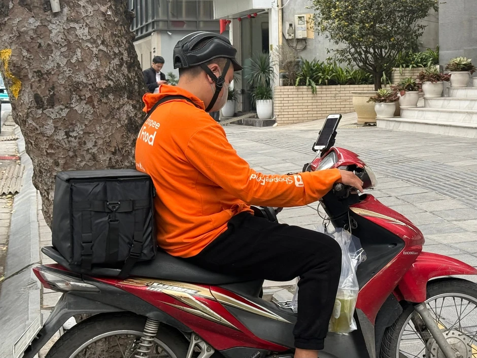 Dịch vụ giao hàng đồng loạt tăng giá, áp dụng 'phụ phí xăng dầu' Dịch vụ giao hàng đồng loạt tăng giá, áp dụng 'phụ phí xăng dầu'