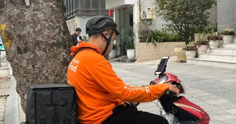 Dịch vụ giao hàng đồng loạt tăng giá, áp dụng 'phụ phí xăng dầu'
