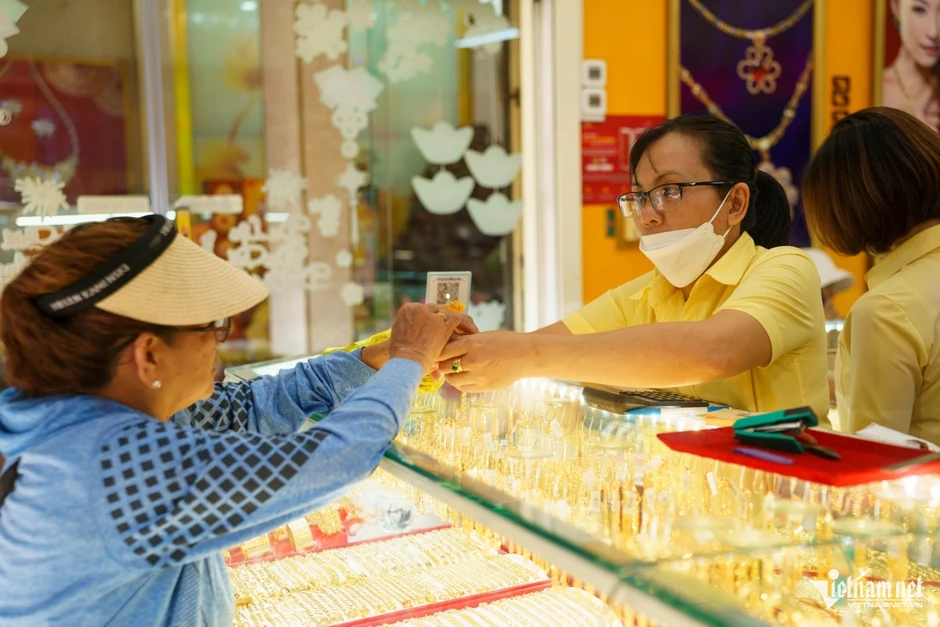 Diễn biến lạ hiếm gặp của giá vàng, nhà đầu tư cần thận trọng Diễn biến lạ hiếm gặp của giá vàng, nhà đầu tư cần thận trọng