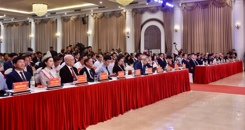 Điện Biên trao 12 quyết định chủ trương đầu tư, giấy chứng nhận đăng ký đầu tư với tổng vốn hơn 48.320 tỷ đồng Điện Biên trao 12 quyết định chủ trương đầu tư, giấy chứng nhận đăng ký đầu tư với tổng vốn hơn 48.320 tỷ đồng