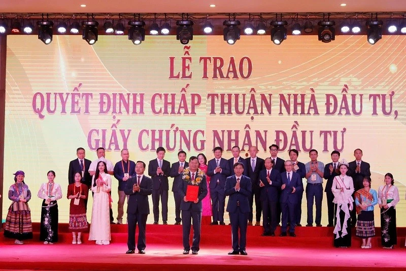 Điện Biên trao 12 quyết định chủ trương đầu tư, giấy chứng nhận đăng ký đầu tư với tổng vốn hơn 48.320 tỷ đồng Điện Biên trao 12 quyết định chủ trương đầu tư, giấy chứng nhận đăng ký đầu tư với tổng vốn hơn 48.320 tỷ đồng