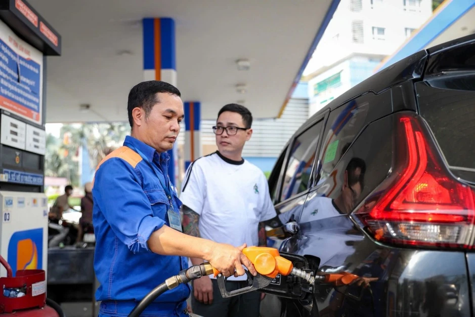 Điều hành giá xăng dầu khi giá cơ sở tăng từ 15% trở lên Điều hành giá xăng dầu khi giá cơ sở tăng từ 15% trở lên