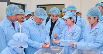 Đoàn đại biểu cấp cao Thủ đô Viêng Chăn tham quan Nhà máy Chế biến nguyên liệu Yến sào Sanvinest Khánh Hòa