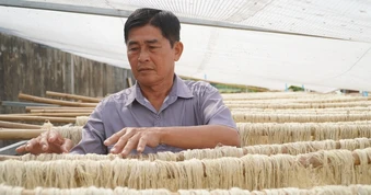 'Đổi đời' cho lá khóm, nông dân miền Tây có thêm thu nhập