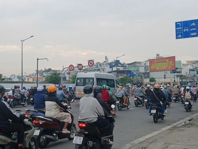 Đổi giờ cấm xe giao lộ Trường Chinh - Cộng Hòa sau phản ánh của Báo Thanh Niên Đổi giờ cấm xe giao lộ Trường Chinh - Cộng Hòa sau phản ánh của Báo Thanh Niên