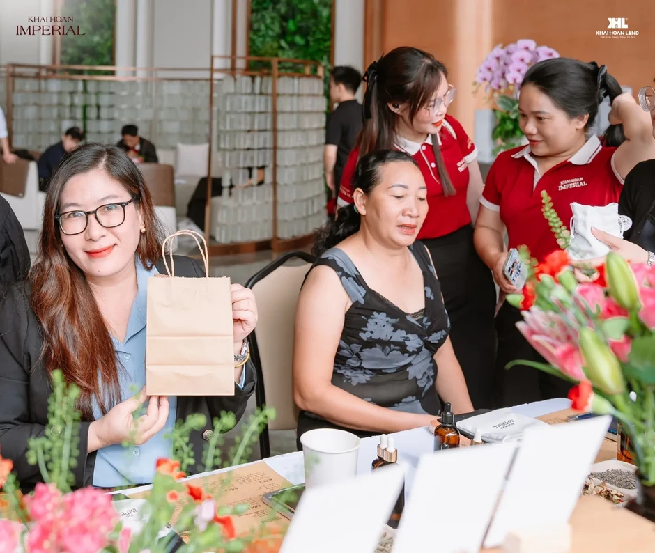 Đông đảo khách hàng tham dự workshop "Signature Botanica" kết hợp trải nghiệm Khải Hoàn Imperial Đông đảo khách hàng tham dự workshop "Signature Botanica" kết hợp trải nghiệm Khải Hoàn Imperial
