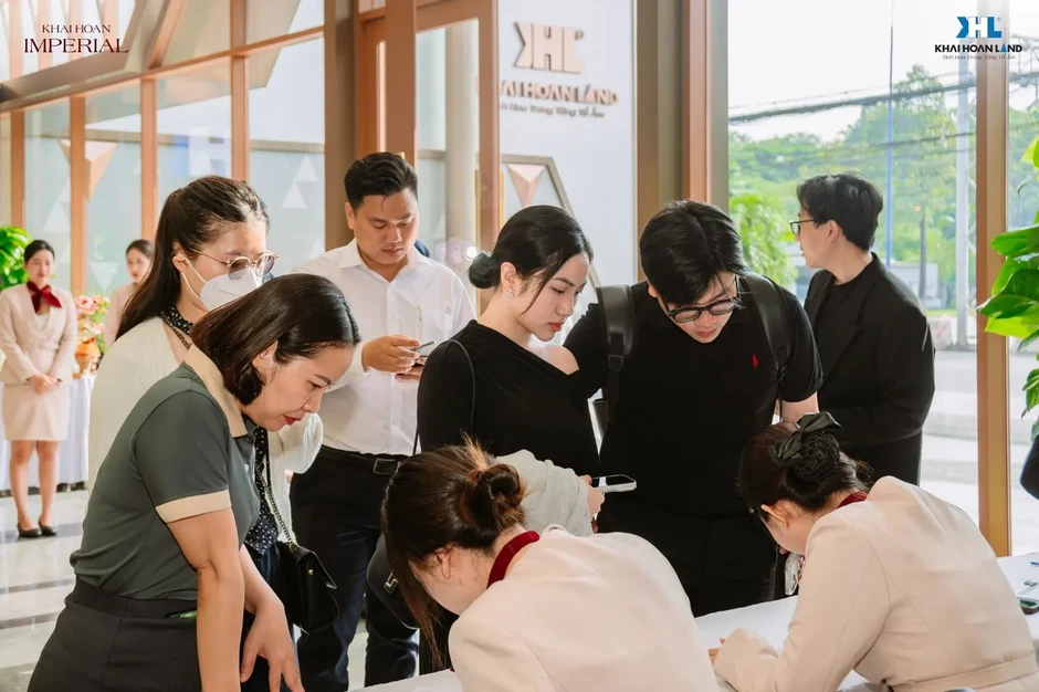 Đông đảo khách hàng tham dự workshop "Signature Botanica" kết hợp trải nghiệm Khải Hoàn Imperial Đông đảo khách hàng tham dự workshop "Signature Botanica" kết hợp trải nghiệm Khải Hoàn Imperial