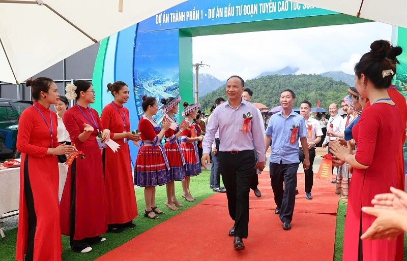 Động thổ dự án Bồi thường, hỗ trợ, tái định cư, giải phóng mặt bằng thuộc Dự án cao tốc Sơn La-Điện Biên-Cửa khẩu Tây Trang Động thổ dự án Bồi thường, hỗ trợ, tái định cư, giải phóng mặt bằng thuộc Dự án cao tốc Sơn La-Điện Biên-Cửa khẩu Tây Trang