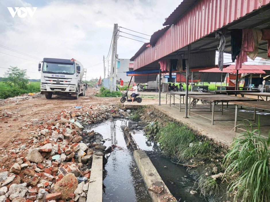Dự án đường hơn 24 tỷ đồng thi công ì ạch, người dân ở Bắc Ninh đi lại khó khăn