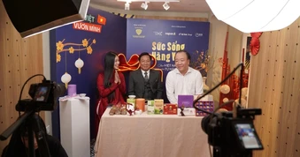 Đưa nông sản Việt lên livestream, hút khách hàng trẻ chốt đơn