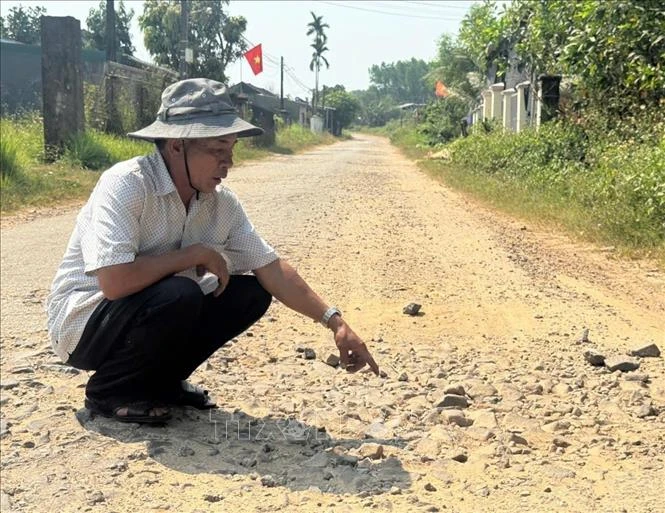 Đường ĐH09 tại Quảng Ngãi xuống cấp nghiêm trọng Đường ĐH09 tại Quảng Ngãi xuống cấp nghiêm trọng