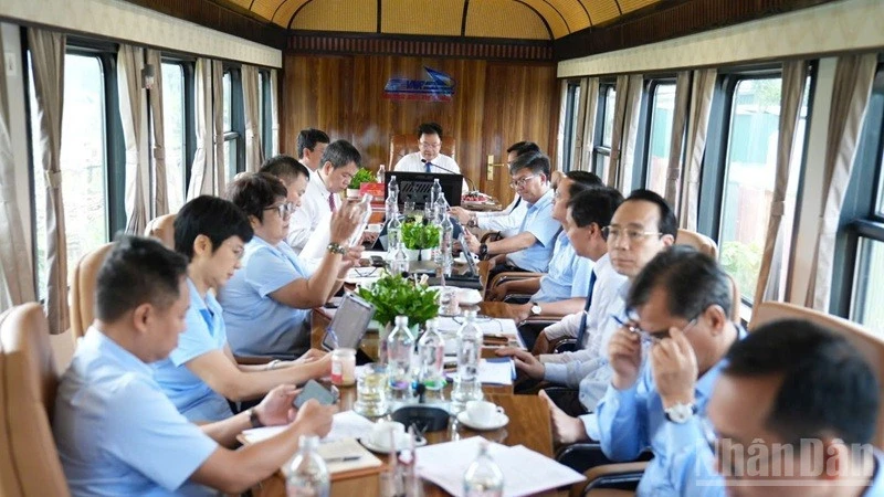Đường sắt ra mắt toa xe chỉ huy trên đoàn tàu chuyên xa QT3/4