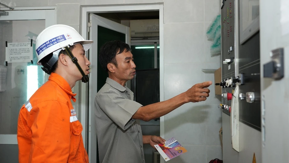 EVNHCMC chủ động các giải pháp đảm bảo an toàn điện vùng ven biển mùa mưa bão EVNHCMC chủ động các giải pháp đảm bảo an toàn điện vùng ven biển mùa mưa bão