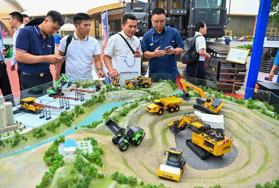 Gần 200 doanh nghiệp quốc tế hội tụ tại Triển lãm lớn nhất ngành mỏ và xây dựng Gần 200 doanh nghiệp quốc tế hội tụ tại Triển lãm lớn nhất ngành mỏ và xây dựng