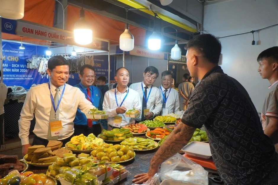 Gần 70 gian hàng hội tụ tại hội chợ thương mại phường Nếnh Gần 70 gian hàng hội tụ tại hội chợ thương mại phường Nếnh
