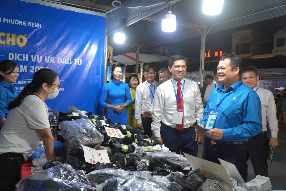Gần 70 gian hàng hội tụ tại hội chợ thương mại phường Nếnh Gần 70 gian hàng hội tụ tại hội chợ thương mại phường Nếnh