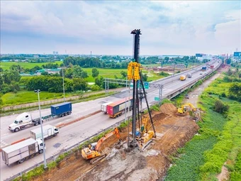 Gấp rút thi công dự án mở rộng cao tốc TP&nbsp;Hồ Chí Minh - Trung Lương - Mỹ Thuận