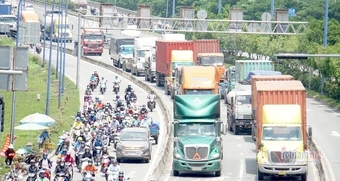 Giá dầu tăng cao, doanh nghiệp 50 xe gánh thêm 450 triệu mỗi tháng