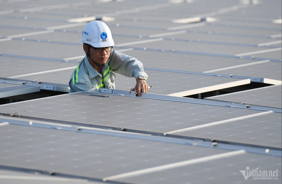 Giá điện cao hơn, EVN đề nghị làm rõ hiệu quả của điện mặt trời kết hợp lưu trữ