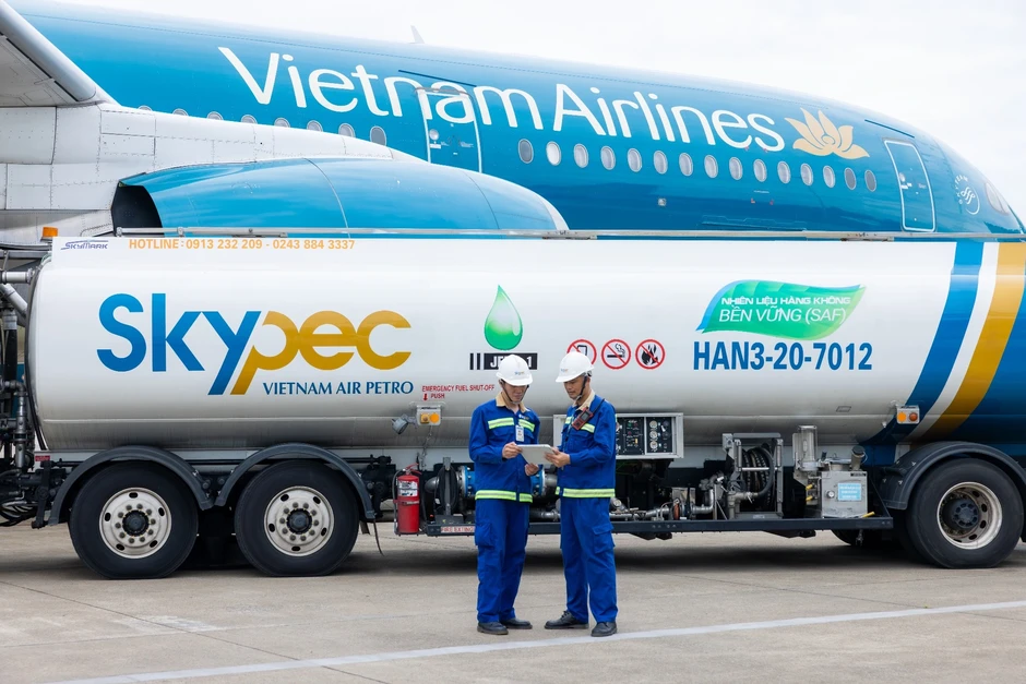 Giá nhiên liệu bay "nóng" trở lại, hãng hàng không xoay xở ra sao? Giá nhiên liệu bay "nóng" trở lại, hãng hàng không xoay xở ra sao?