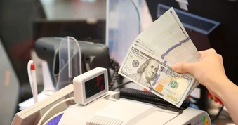 Giá USD tự do lao dốc, xuống thấp hơn mức niêm yết tại ngân hàng