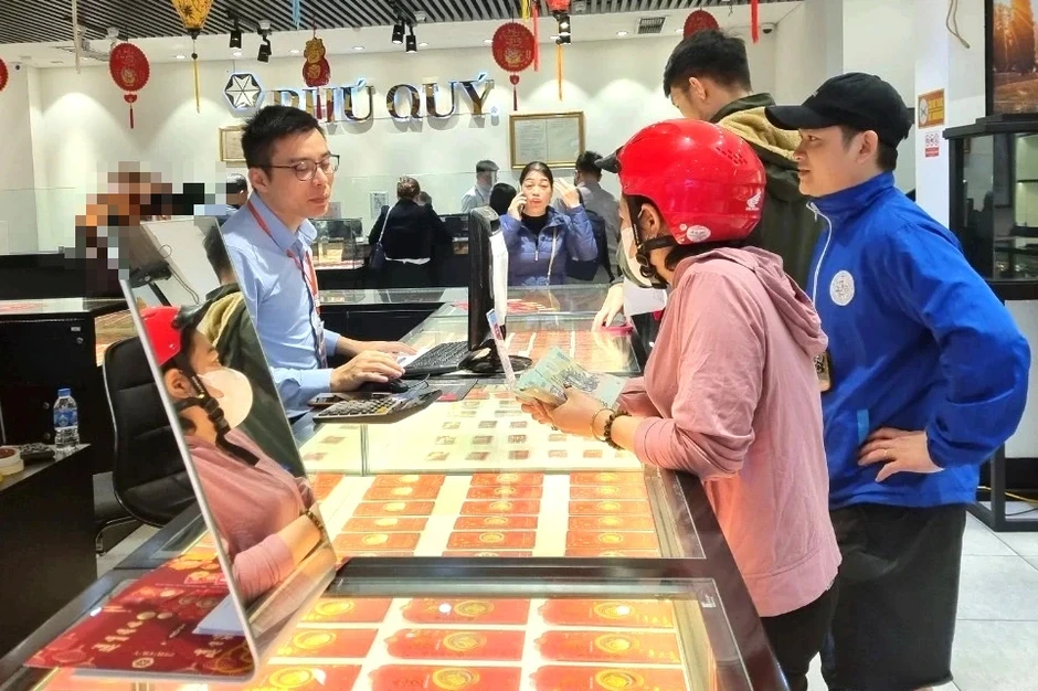 Giá vàng, bạc 'lao dốc', sẵn tiền tỉ nên đầu tư thế nào? Giá vàng, bạc 'lao dốc', sẵn tiền tỉ nên đầu tư thế nào?