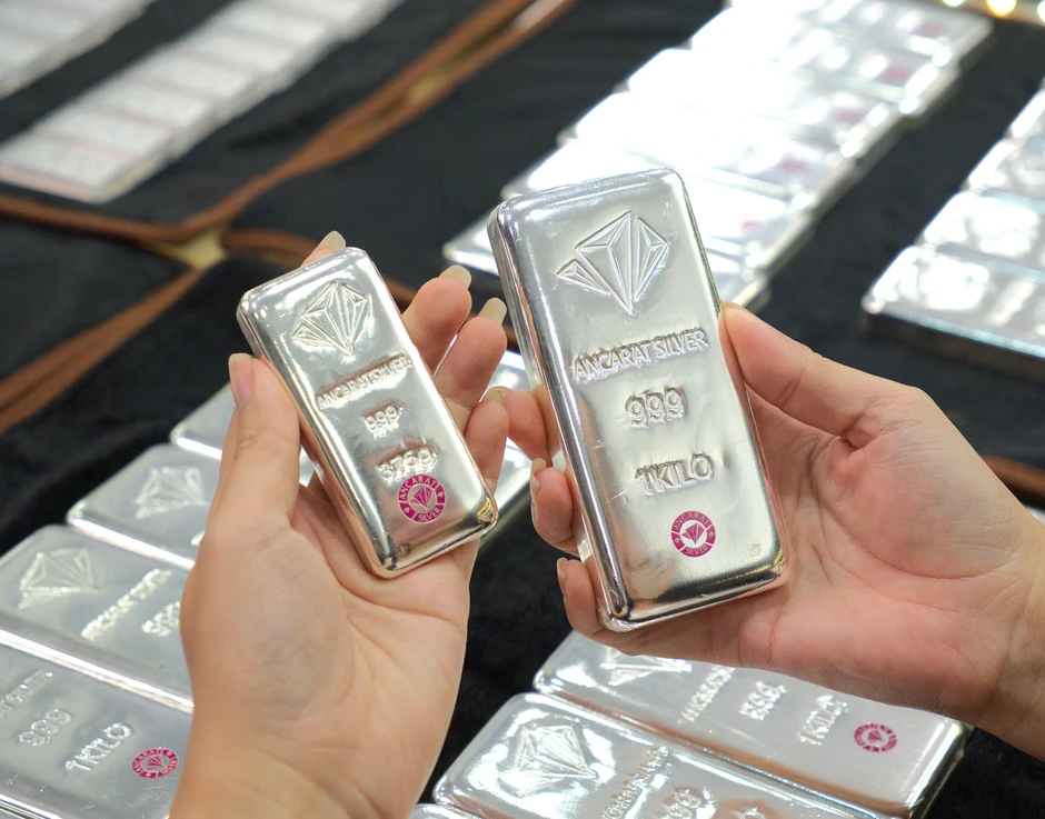 Giá vàng, bạc 'lao dốc', sẵn tiền tỉ nên đầu tư thế nào? Giá vàng, bạc 'lao dốc', sẵn tiền tỉ nên đầu tư thế nào?