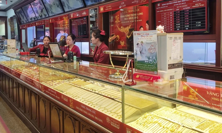 Giá vàng Bảo Tín Minh Châu giảm 1,4 triệu, giao ngay trong ngày 2 lượng/khách Giá vàng Bảo Tín Minh Châu giảm 1,4 triệu, giao ngay trong ngày 2 lượng/khách