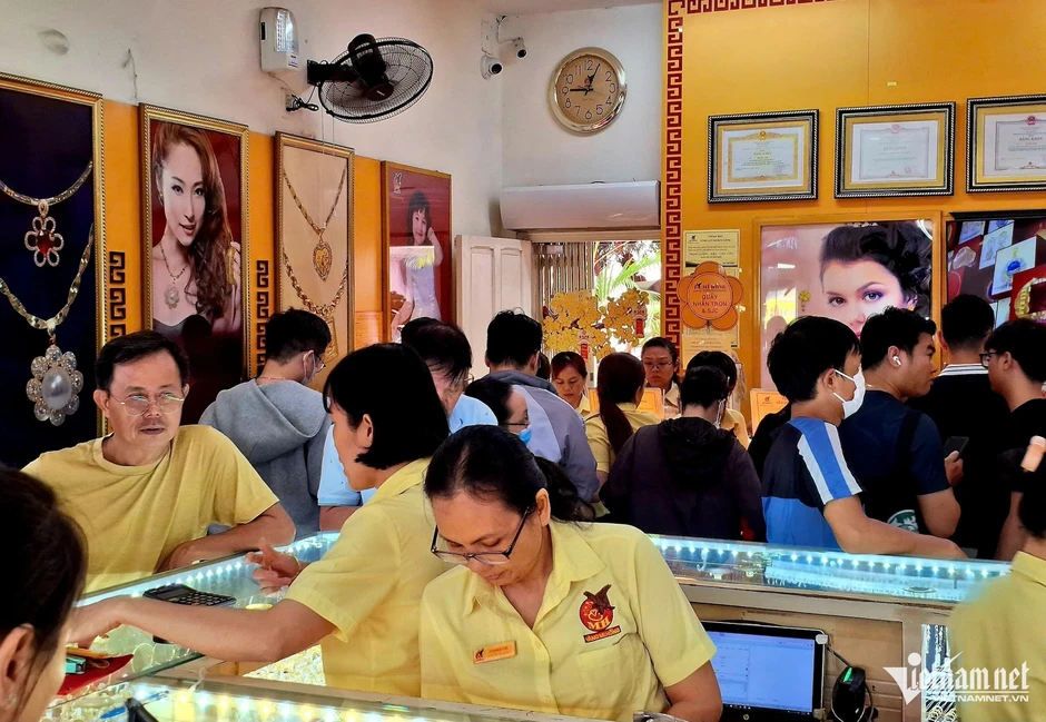 Giá vàng bật tăng sốc, người dân TPHCM xếp ghế chờ mua cho đỡ mỏi chân