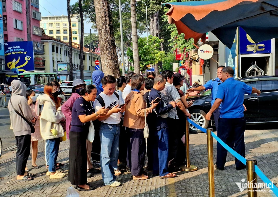 Giá vàng bật tăng sốc, người dân TPHCM xếp ghế chờ mua cho đỡ mỏi chân
